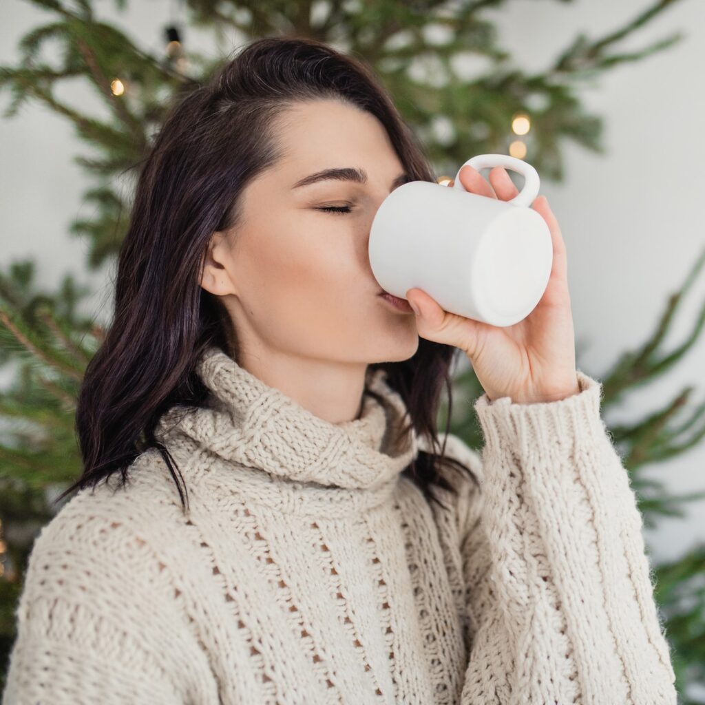 3 detox ροφήματα για να φορέσετε το μικρό μαύρο φόρεμα στις γιορτές