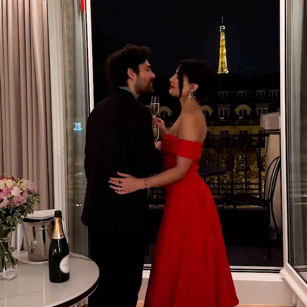 Το κόκκινο φόρεμα είναι και φέτος must | Πώς θα το φορέσετε