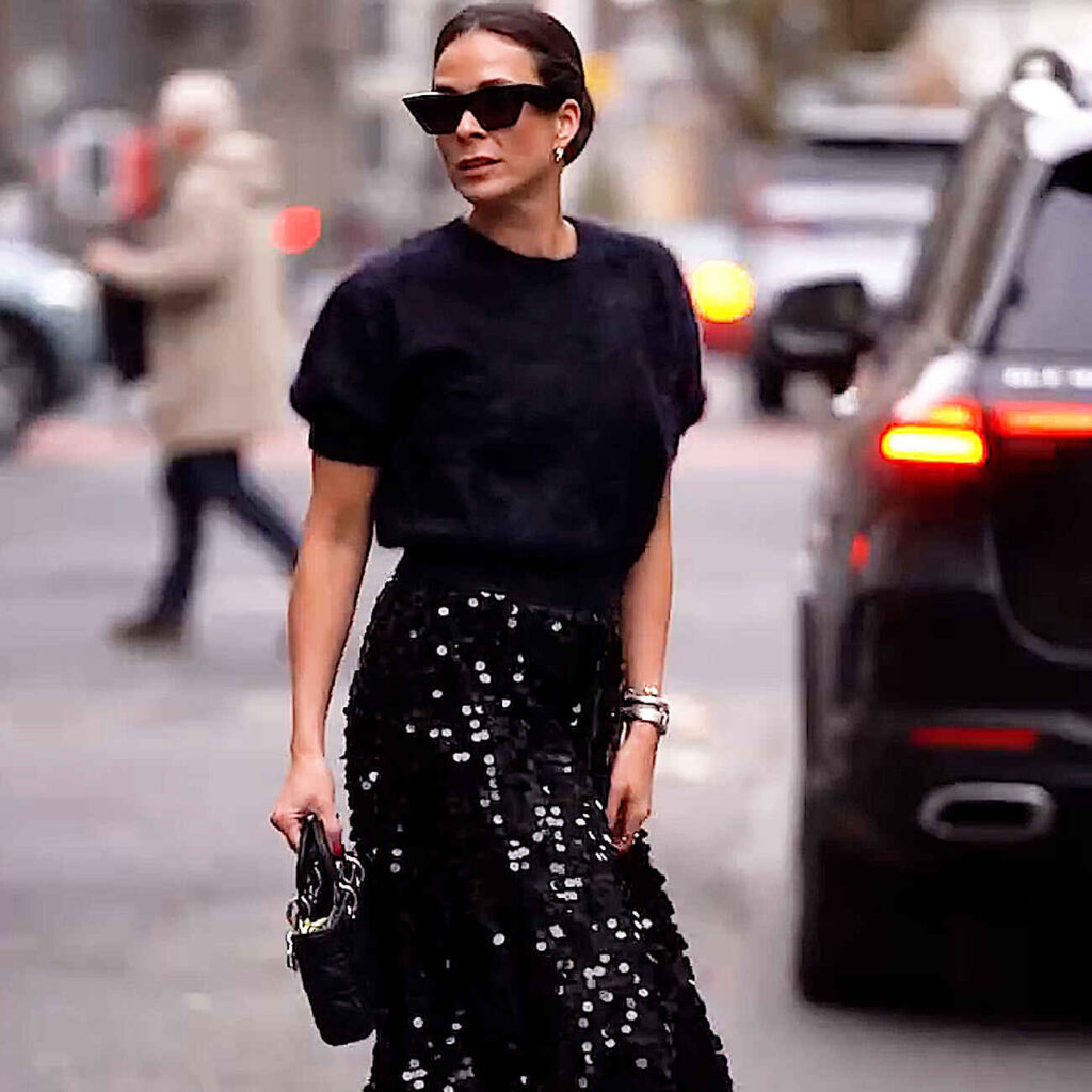 Φούστα με παγιέτες: Φορέστε το άκρως festive κομμάτι με 2 cool τρόπους