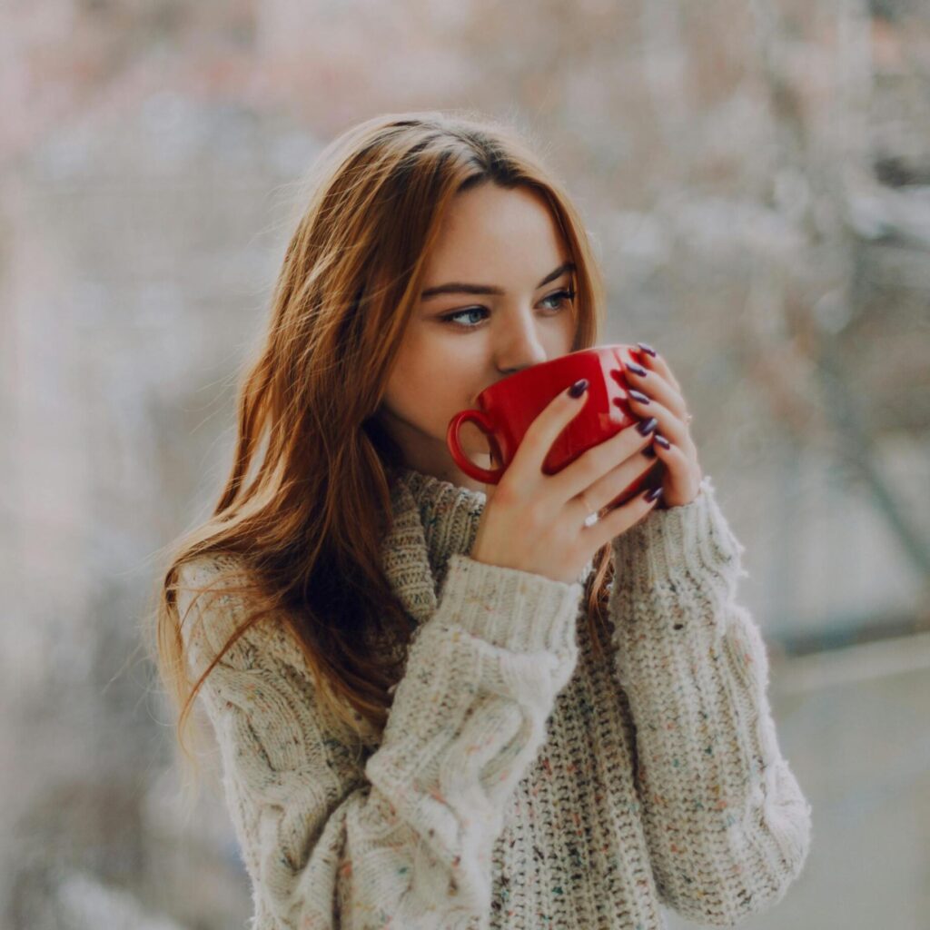 Glass nails: Το πιο εορταστικό nail trend και πώς θα το κάνετε μόνες στο σπίτι