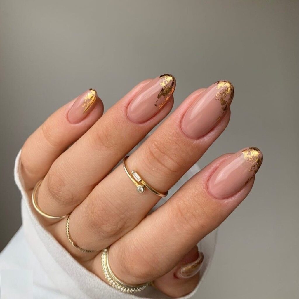 gold almond nails 3