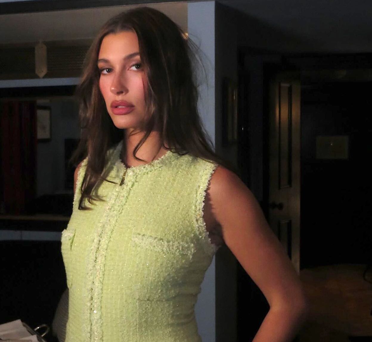 hailey bieber pseytikes fakides 2