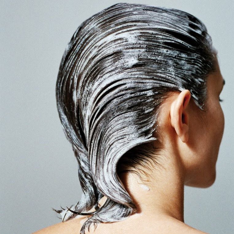 Εποχιακή τριχόπτωση: 3 αποτελεσματικά σαμπουάν που θα “σώσουν” τα μαλλιά σας