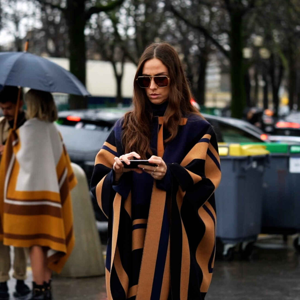 Φορέστε το ρετρό πόντσο που κάνουν τάση οι Γαλλίδες αυτόν τον χειμώνα