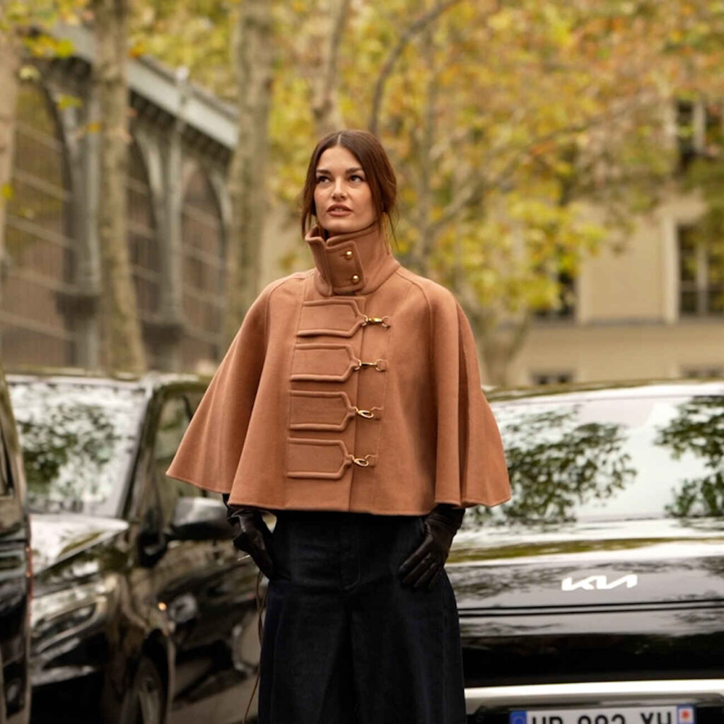 Φορέστε το ρετρό πόντσο που κάνουν τάση οι Γαλλίδες αυτόν τον χειμώνα