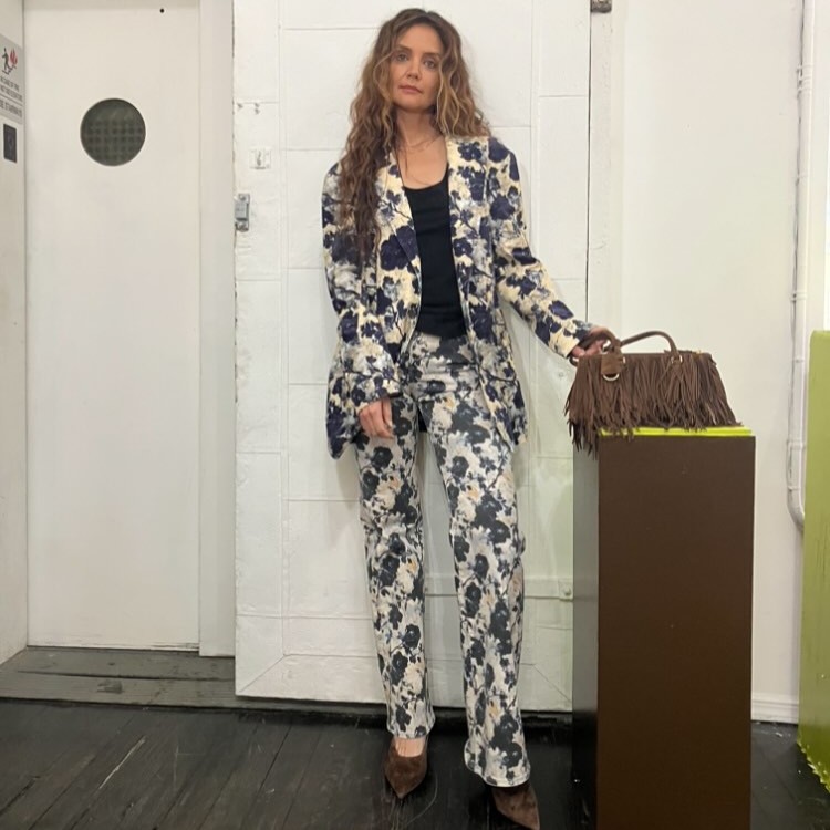 Η Katie Holmes με τζιν που κάθε petite γυναίκα πρέπει να αποκτήσει