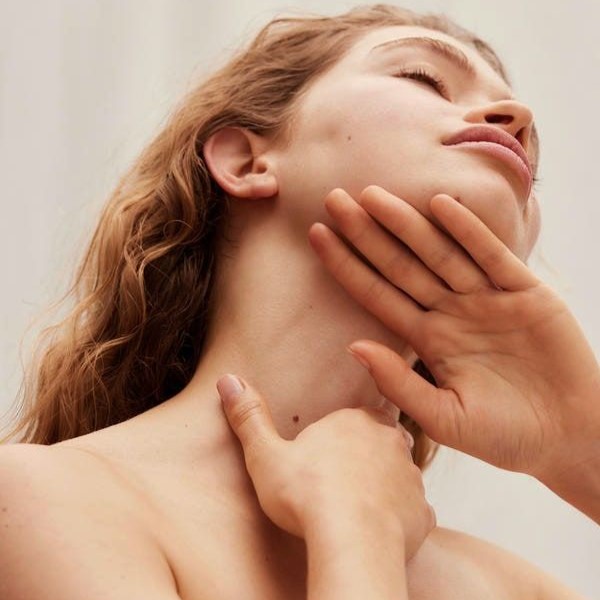 Κρέμες λαιμού και ντεκολτέ: Πείτε “αντίο” στις ρυτίδες με αυτά τα 3 θαυματουργά προϊόντα