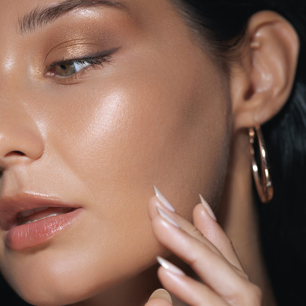 minimal makeup beautiful woman highlighter