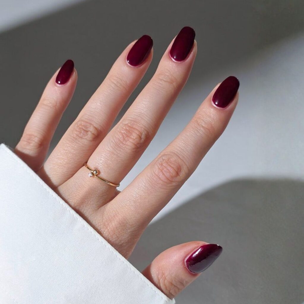 Μπορντό νύχια: Ιδέες για να υιοθετήσετε το πιο hot trend του χειμώνα