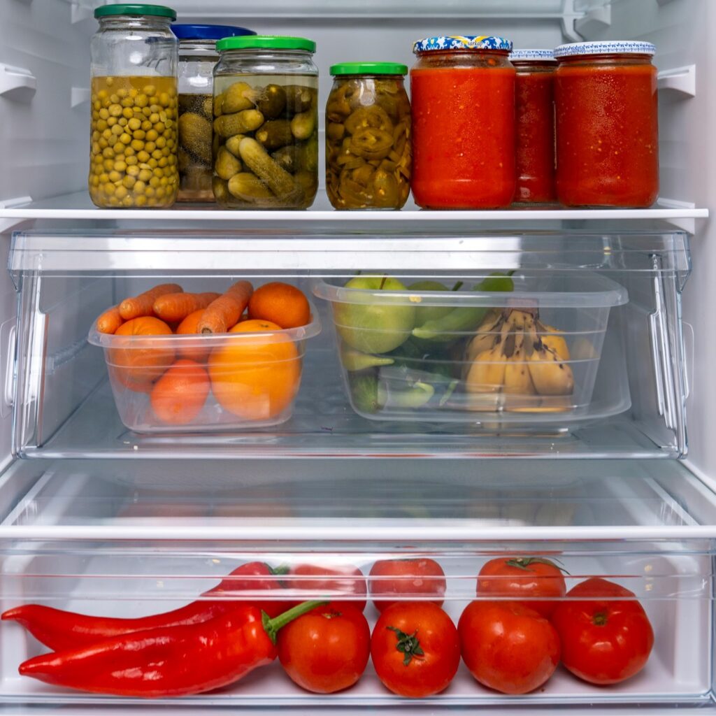 Το απλό κόλπο για να μυρίζει πάντα ωραία το ψυγείο | Και σχεδόν κανείς δεν το κάνει
