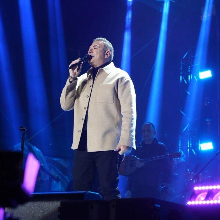 Η Θεσσαλονίκη άναψε το χριστουγεννιάτικο δέντρο της στους ρυθμούς του Αντώνη Ρέμου