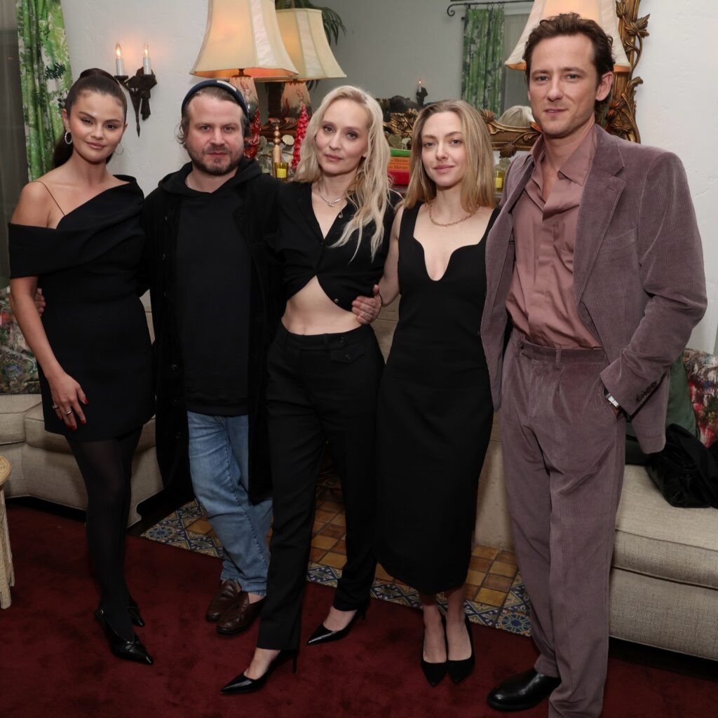 selena-gomez-amanda-seydried-2