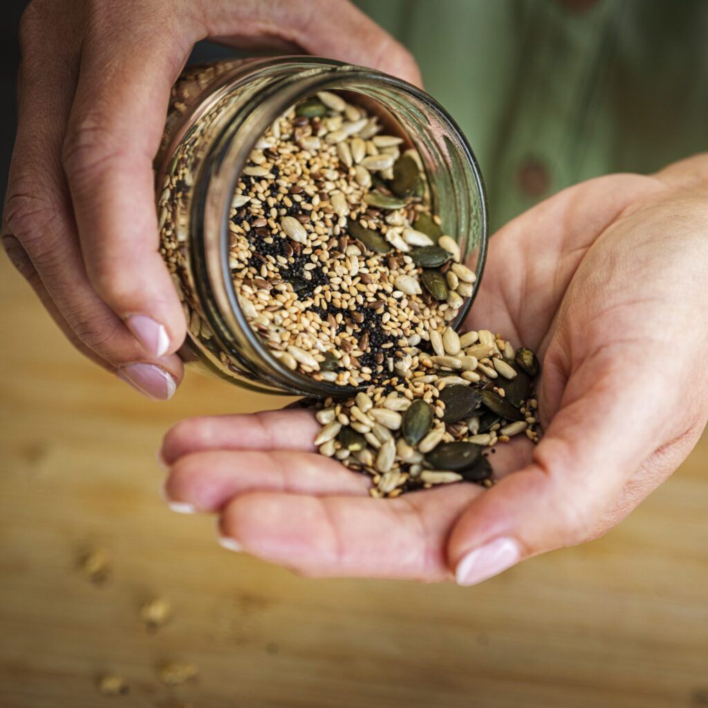 Ποιος σπόρος εμποδίζει τη συσσώρευση χοληστερίνης στο συκώτι;