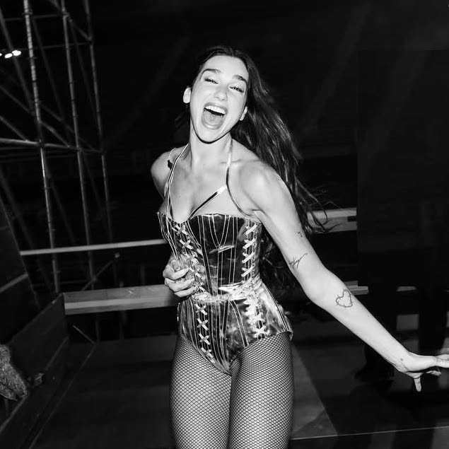 Starry nails: Η Dua Lipa φέρνει τα Χριστούγεννα λίγο πιο κοντά