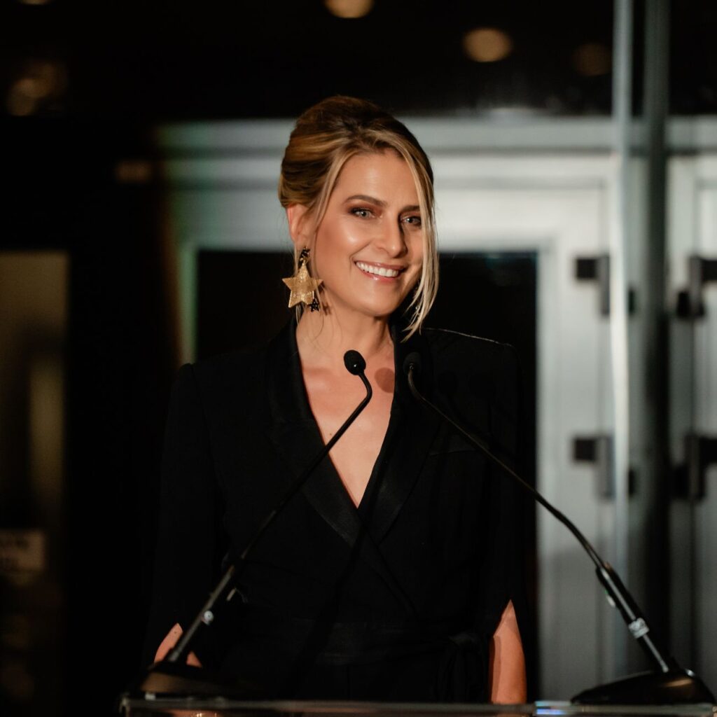 Tatiana Blatnik: Total black κομψότητα στο Μουσείο της Ακρόπολης