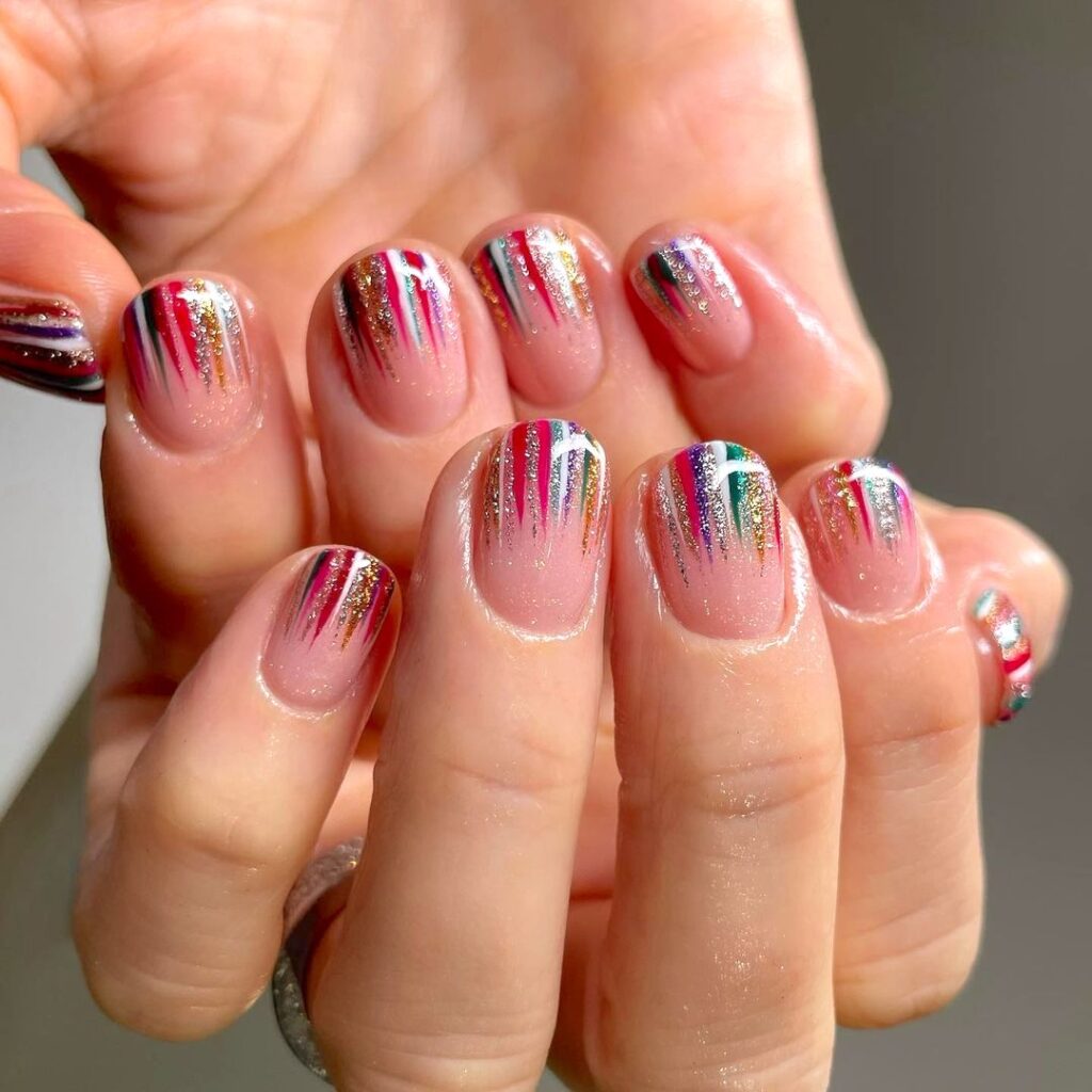 Tinsel nails: Το πιο Christmas – ready manicure trend