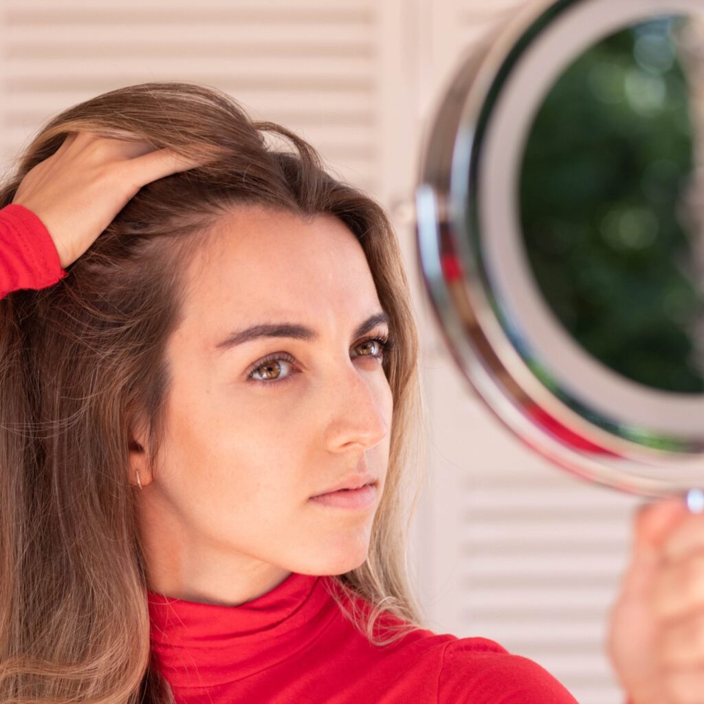 Γκρίζα μαλλιά πρόωρα; Η κοινή ανεπάρκεια βιταμίνης που μπορεί να φταίει