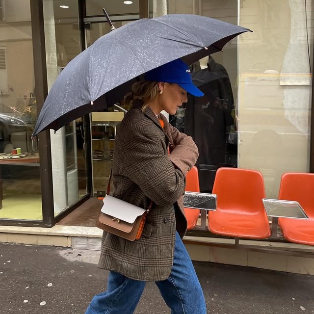 5 μυστικά για τέλειο στιλ όταν έχει βροχή και υγρασία