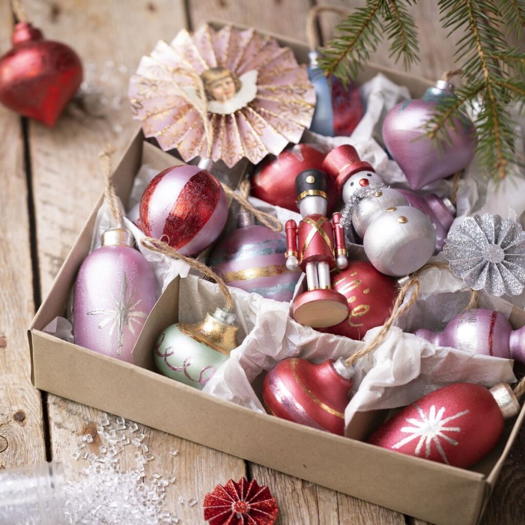 Πώς να καθαρίσετε και να αποθηκεύσετε τα χριστουγεννιάτικα διακοσμητικά κειμήλια
