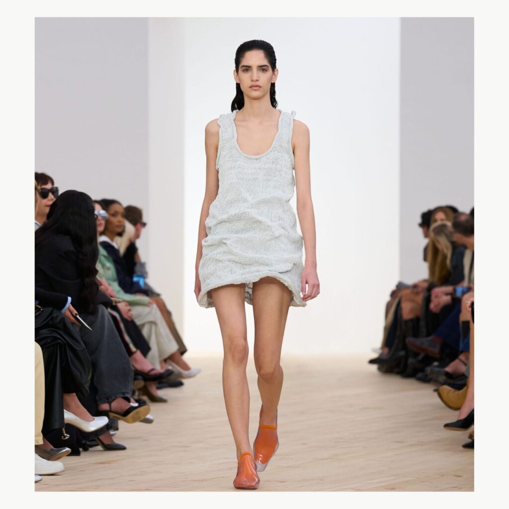 Cloud dancer: Προσθέστε το χρώμα της χρονιάς στο ντύσιμο και στη διακόσμηση