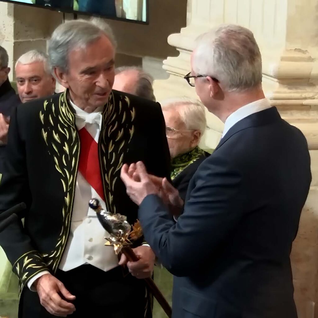 Ο Bernard Arnault ακαδημαϊκός και με το σπαθί του