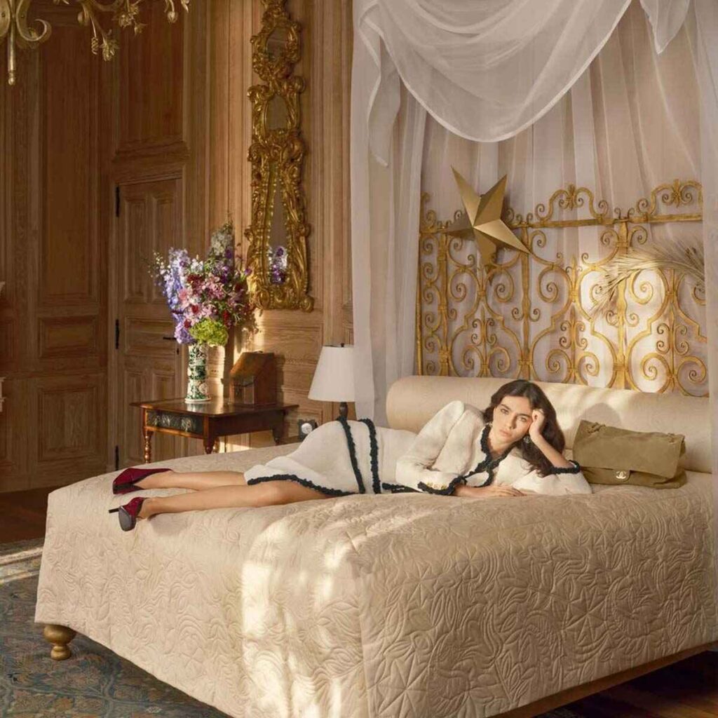 Chanel: Η πρώτη καμπάνια του Blazy λέει “αντίο” στον σνομπισμό