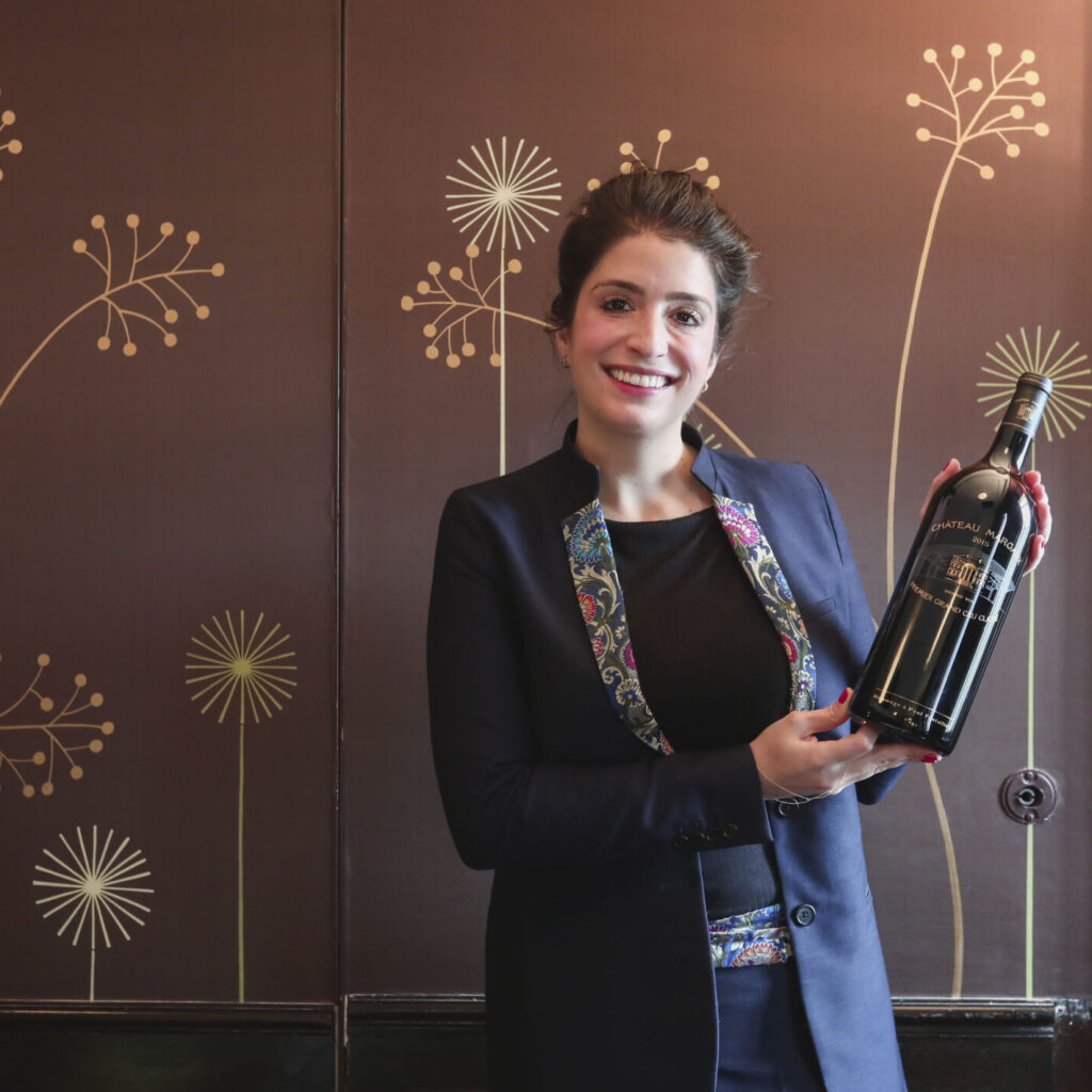 Η Αλεξάνδρα Μεντζελοπούλου Petit πρωτόπαιξε “μπουκάλα” με μια φιάλη των 1.000 ευρώ!