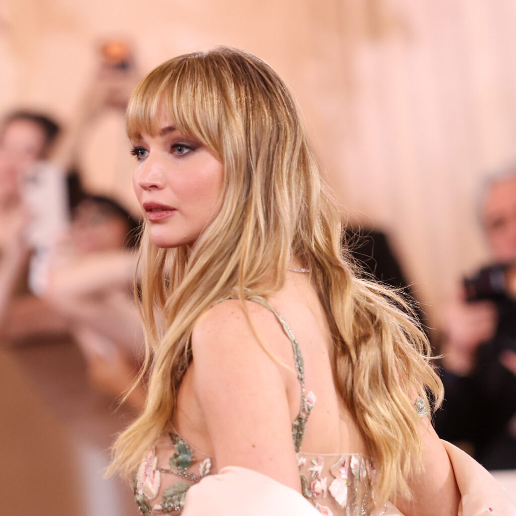 Χρυσές Σφαίρες 2026: Οι τέλειες, μακριές αφέλειες της Jennifer Lawrence