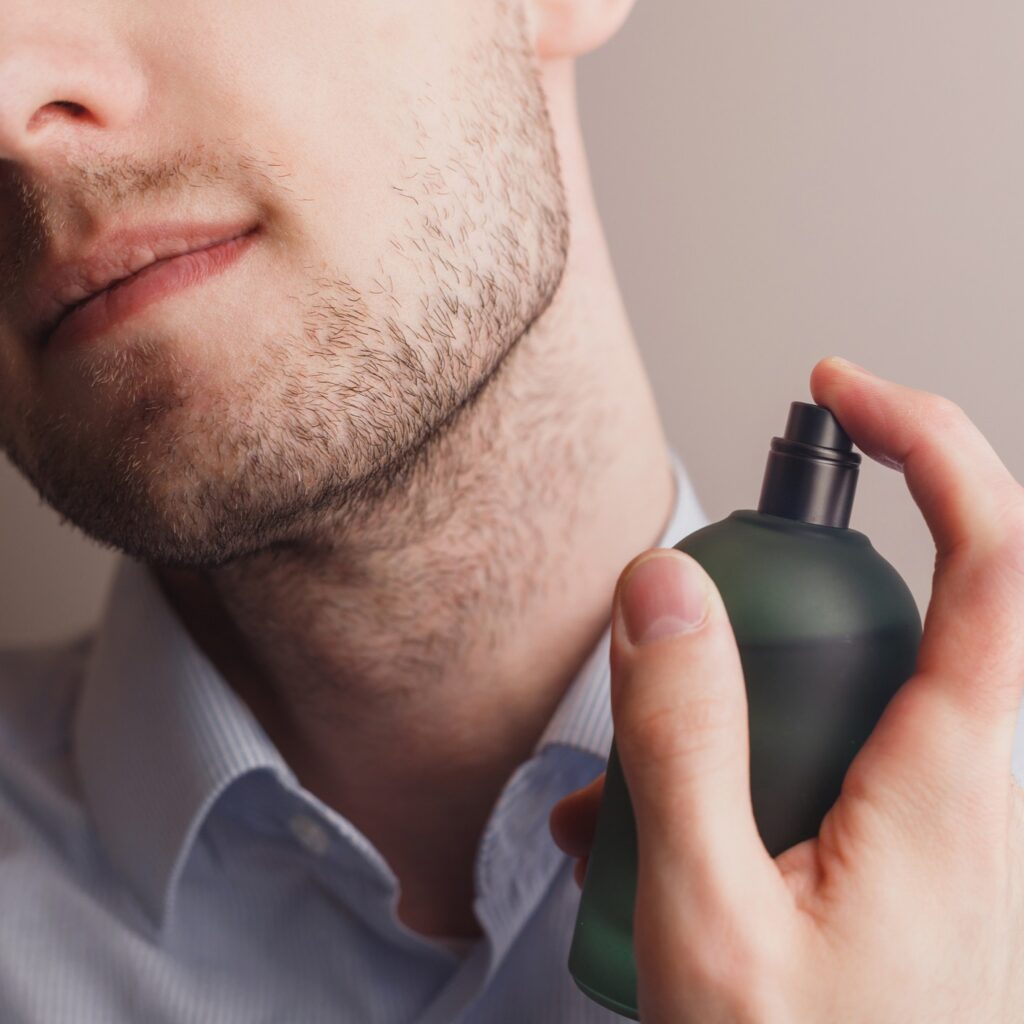 3 κορυφαία ανδρικά αρώματα που μυρίζουν καθαριότητα