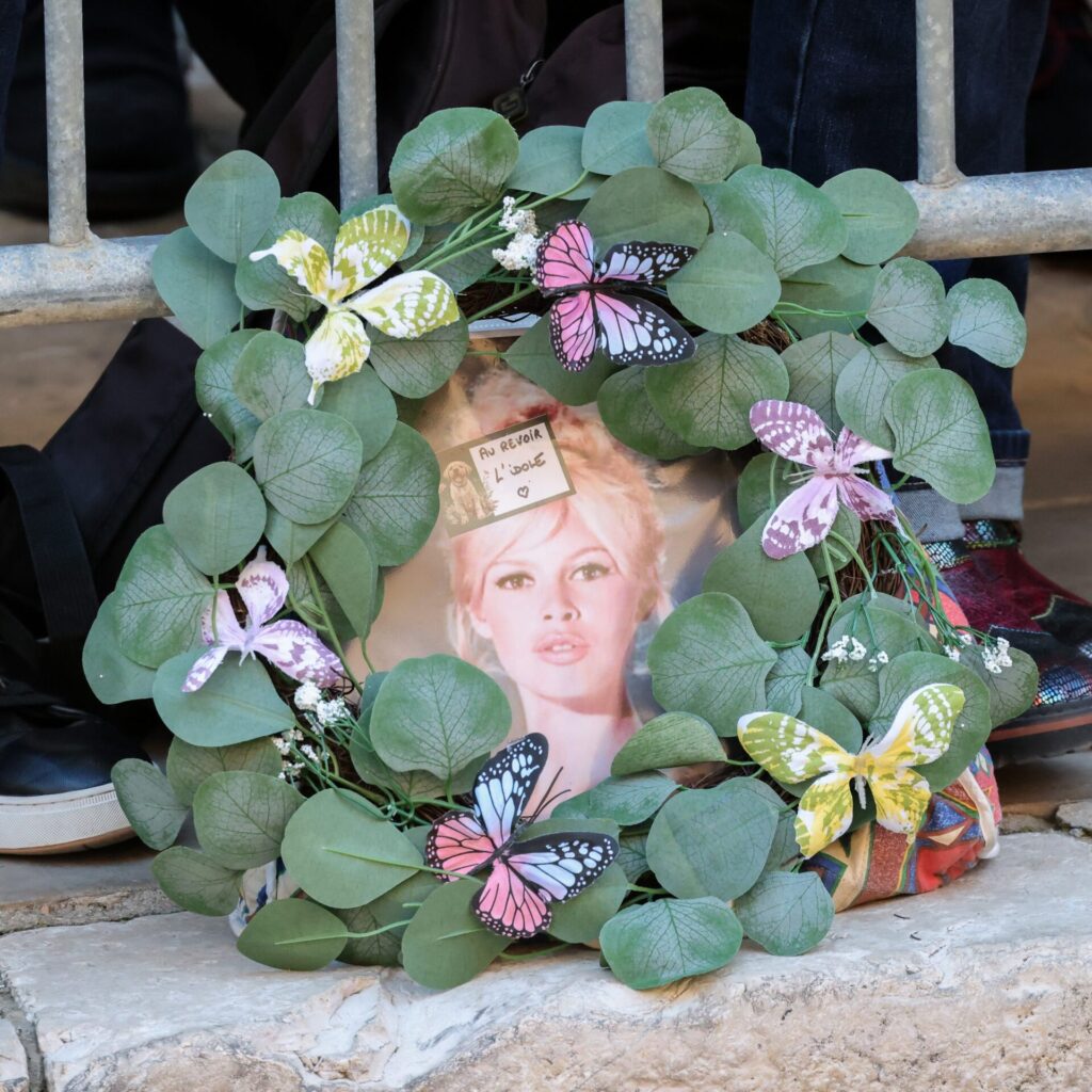 Brigitte Bardot: Αποκαλύφθηκαν τα αίτια θανάτου και τα τελευταία λόγια της | Χιλιάδες φαν την αποχαιρέτησαν σήμερα