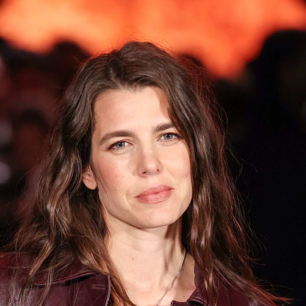 Charlotte Casiraghi: Τι λέει η ψυχολογία αν δεν φοράτε σκουλαρίκια;