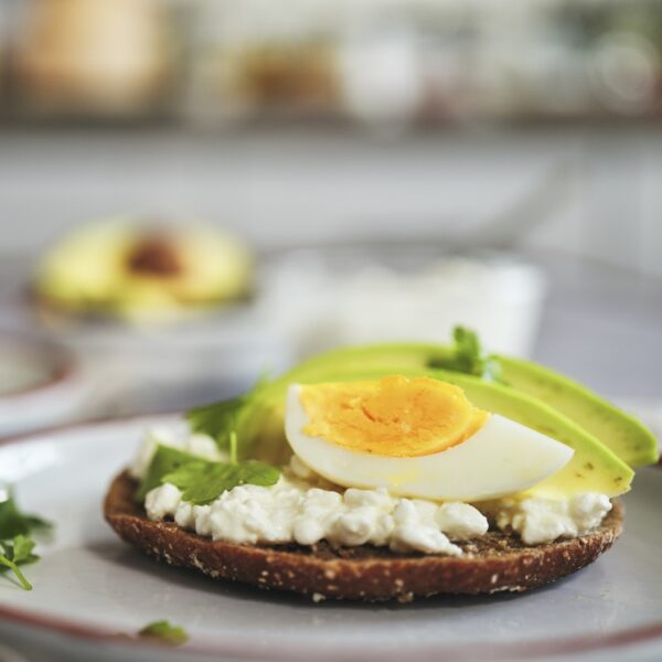 Ποιο έχει περισσότερη πρωτεΐνη: Βραστά αβγά ή τυρί cottage; Τι απαντά ο διαιτολόγος