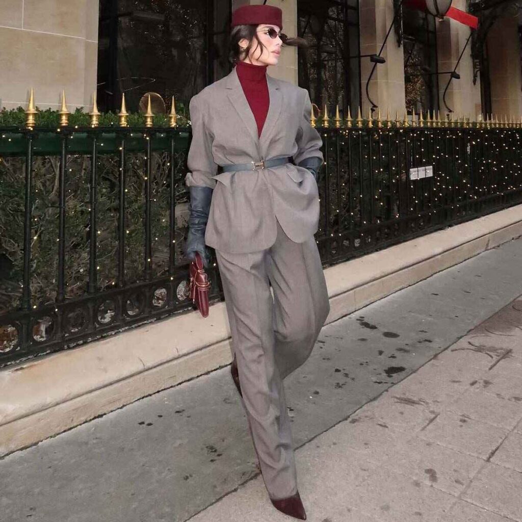 Γκρι με μπορντό: Ο συνδυασμός που φοράμε ξανά και ξανά