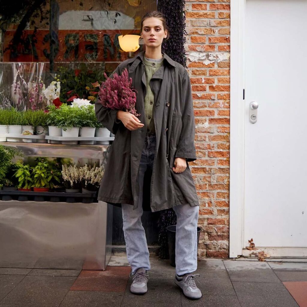 Ξεχάστε το λευκό: Τα γκρι sneakers είναι το απόλυτο everyday παπούτσι