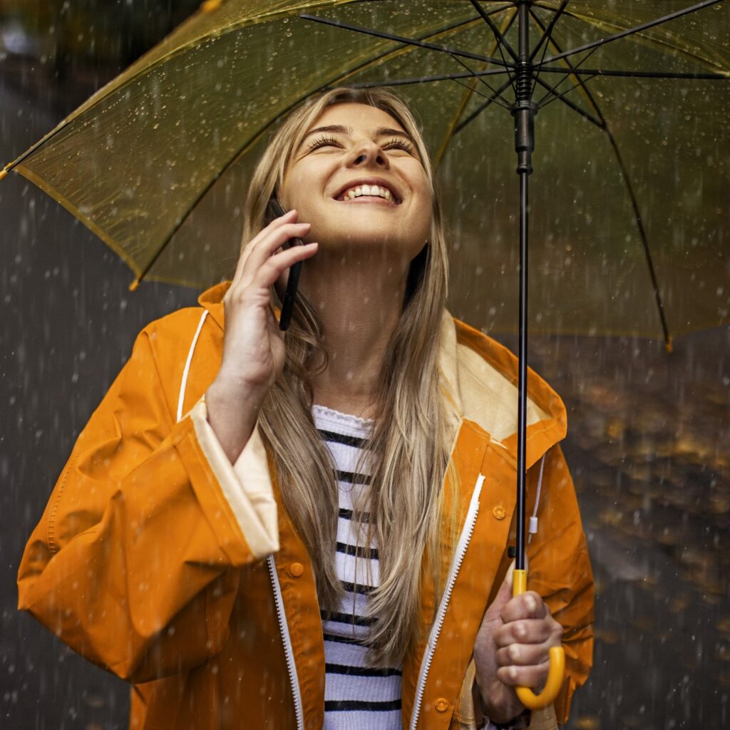 Μαλλιά στη βροχή: 5 tips για να μην σας χαλάσει το χτένισμα και η διάθεση