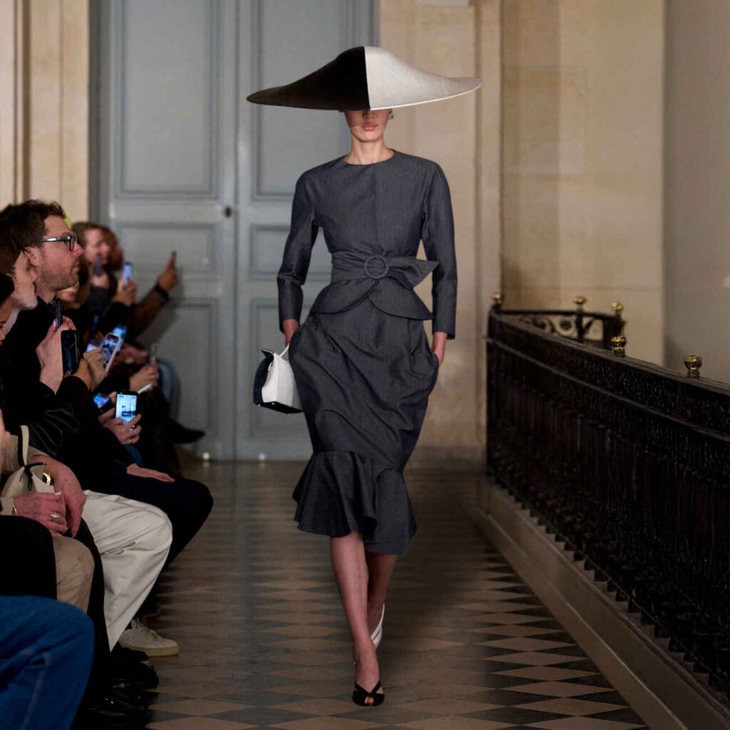 Jacquemus fall 2026: Το one-shoulder φόρεμα της Paloma ξαναγράφει την ιστορία