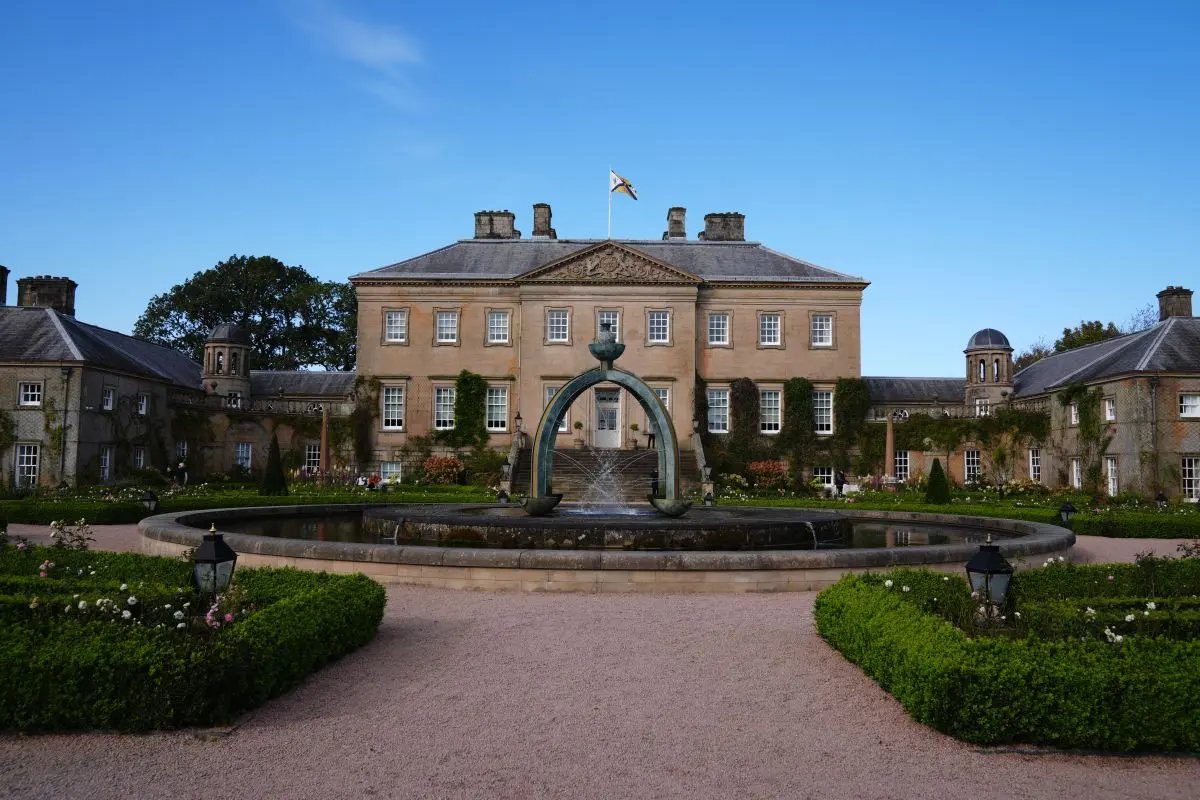 DUMFRIES HOUSE: ΤΟ ΠΑΛΑΤΙ ΤΟΥ ΒΑΣΙΛΙΑ ΚΑΡΟΛΟΥ ΠΟΥ ΝΟΙΚΙΑΖΕΤΑΙ ΓΙΑ ΓΑΜΟΥΣ