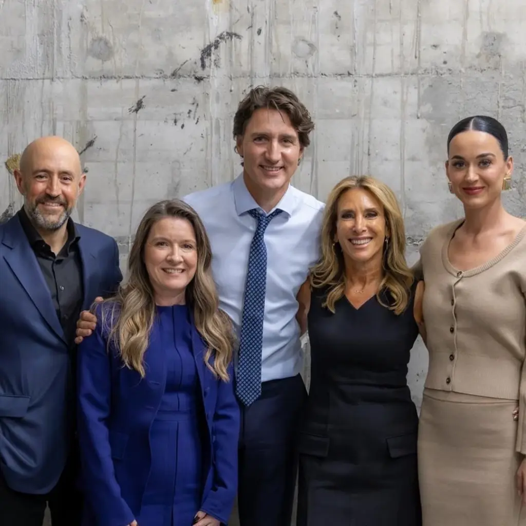 Katy Perry: Αγνώριστη στο Νταβός για τα μάτια του Justin Trudeau