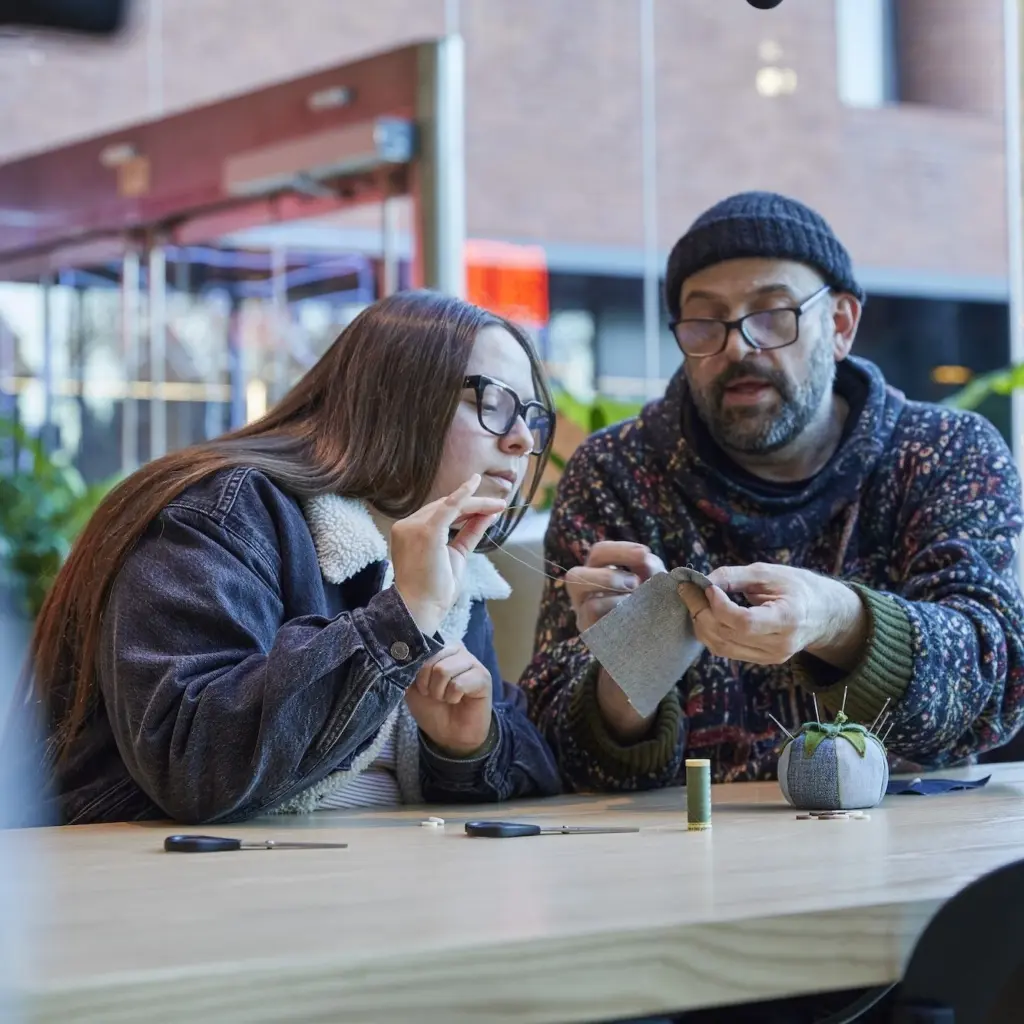 4 στους 10 νέους δεν ξέρουν να ράβουν: Η Levi’s παρεμβαίνει