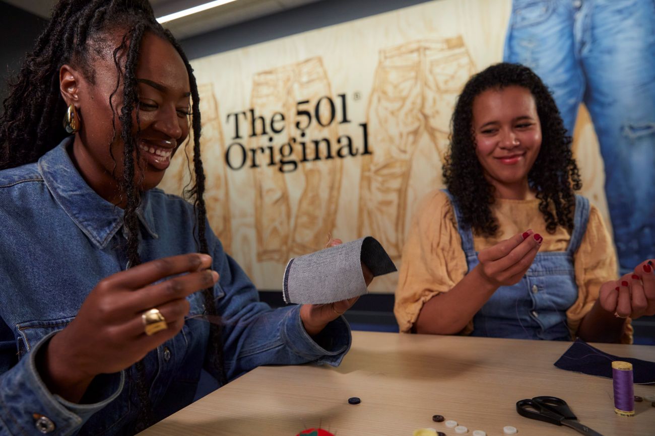 μαθητες της GenZ παρακολουθουν μαθημα ραπτικης και βιωσιμοτητας απο την εταιρια levis