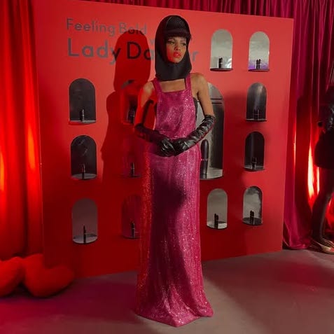 MAC Cosmetics: Μόλις δοκιμάσαμε τα νέα Powder Kiss!