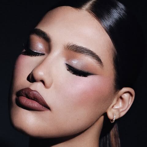 Το μυστικό συστατικό για πυκνά φρύδια