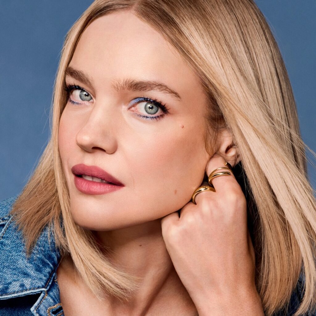 Τζιν, μακιγιάζ και βιωσιμότητα; Δείτε πώς τα ένωσε η Guerlain