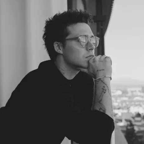 Love, ink & family drama: Τι γράφουν τα τατουάζ του Brooklyn Beckham;