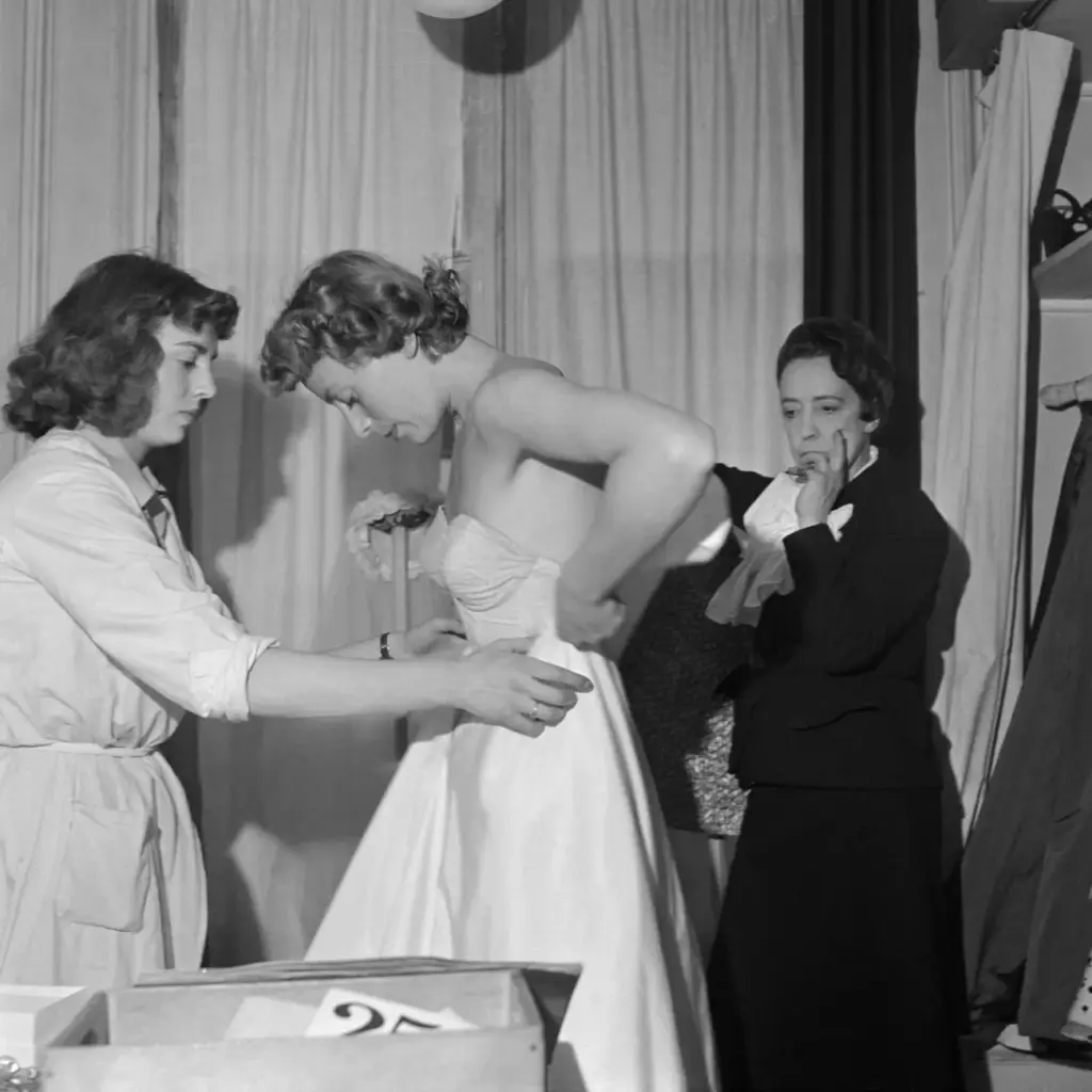 Schiaparelli: Αστακοί, δάκρυα και ψευδαισθήσεις στο Λονδίνο