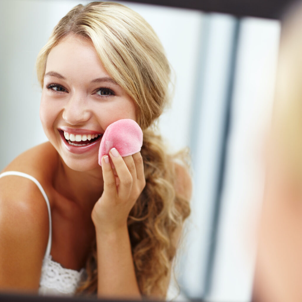 Το λάθος που κάνετε όταν πλένετε τα σφουγγαράκια του μακιγιάζ