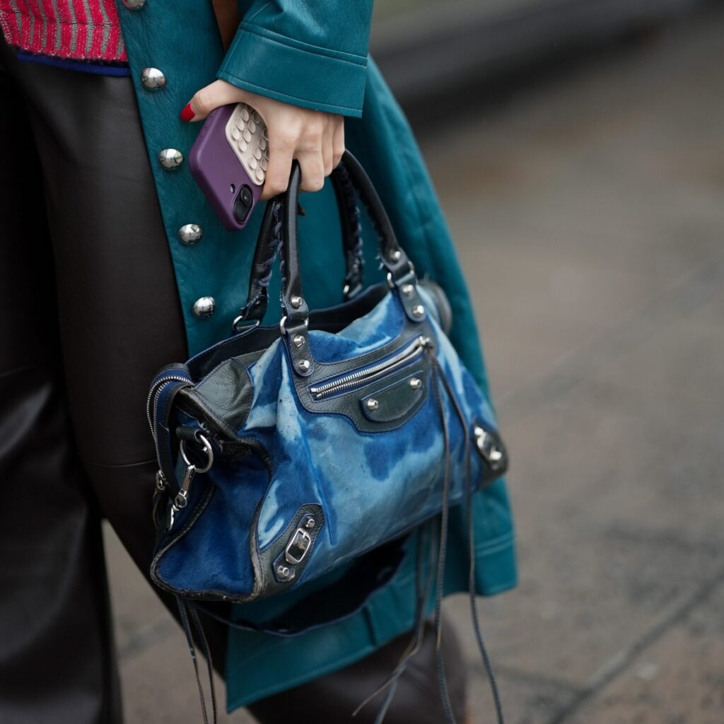 Η νέα τάση στις τσάντες είναι: “Όσο πιο φθαρμένες τόσο καλύτερα”