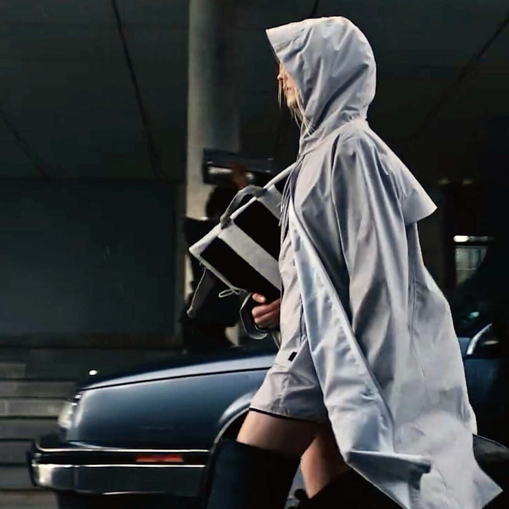 Ποιος είπε ότι τα αδιάβροχα πανωφόρια είναι βαρετά;