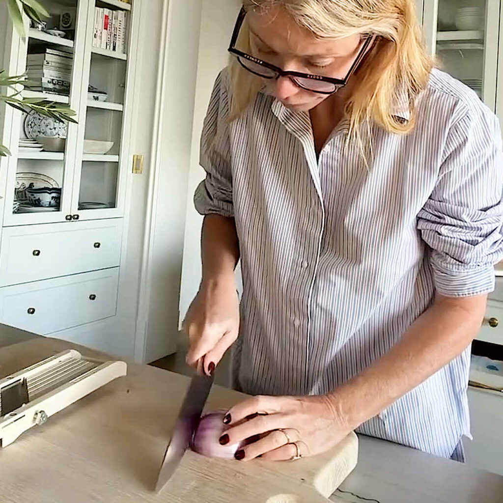 Η oversized ξύλινη επιφάνεια κοπής της Gwyneth Paltrow που αξίζει μια μόνιμη θέση στην κουζίνα σας