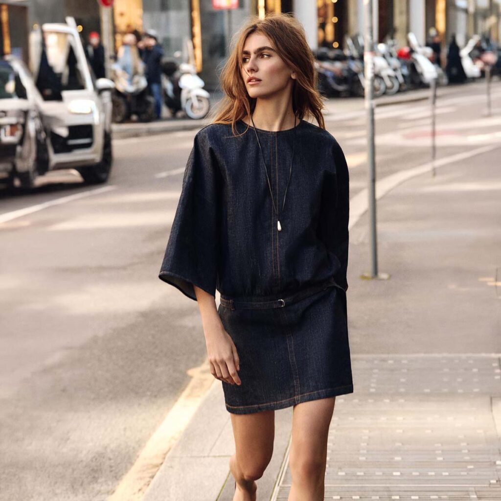 Το denim φόρεμα από το Zara που γίνεται sold out | Πώς να το φορέσετε την άνοιξη